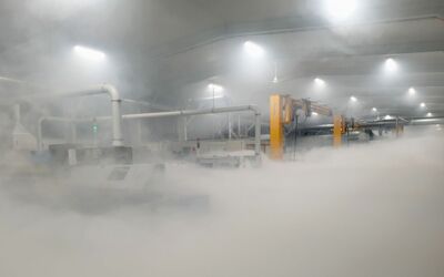 Die Produktionshalle mit der hochwertigen CNC Technik ist stark in Rauch gehüllt.