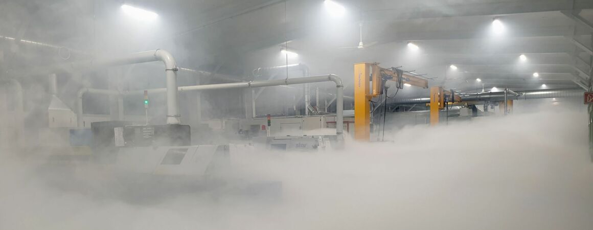 Die Produktionshalle mit der hochwertigen CNC Technik ist stark in Rauch gehüllt.