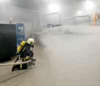 Ein Kamerad der örtlichen Feuerwehr Königswalde tastet sich im Gefahrenbereich voran.