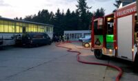 Das Einsatzfahrzeug der örtlichen Feuerwehr Königswalde auf dem Betriebsgelände der S&H technics GmbH